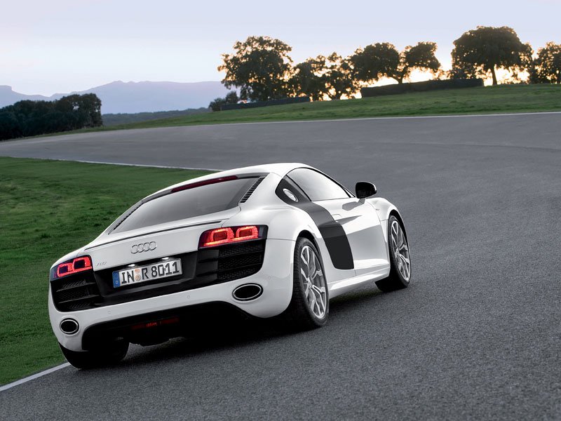 R8 V10