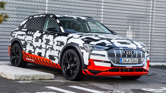 Zakamuflovaný prototyp Audi e-tron říká, že do série už je blízko