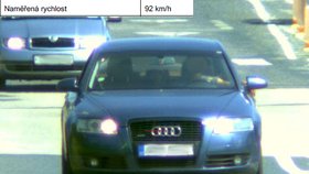 Teprve šestnáctiletý mladík jel zfetovaný přes Brno. Policisté mu naměřili rychlost 92 km/hod. v místě, kde byla povolaná padesátka. Řídil navíc jen jednou rukou.