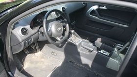 Po návratu ke svému autu se nestačil divit majitel vozu Audi (36), neznámý zloděj mu úplně „vyluxoval“ interiér.
