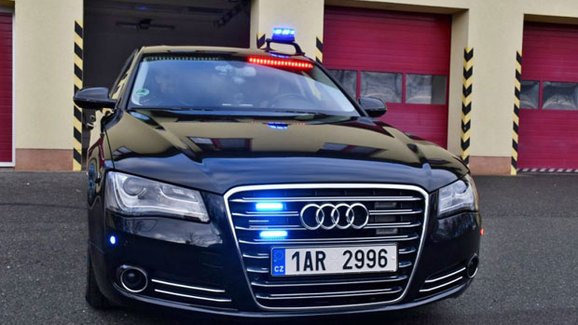 Policie na D11 nasadila do boje se zloději aut silnou Audi A8