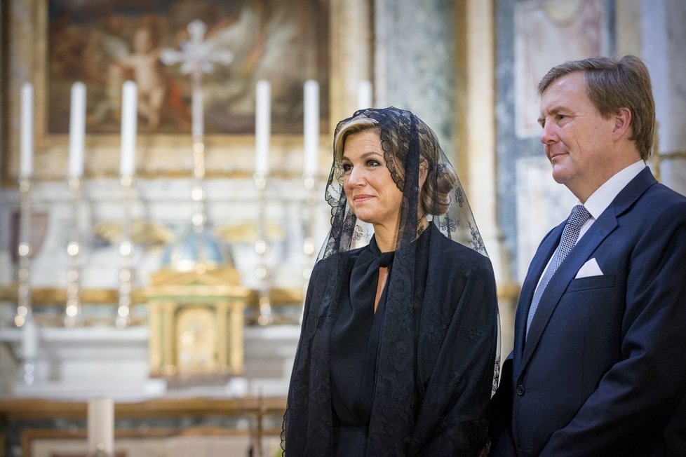 Nizozemská královna Máxima s manželem Vilémem Alexandrem Nizozemským v roce 2017 při setkání s papežem Františkem.