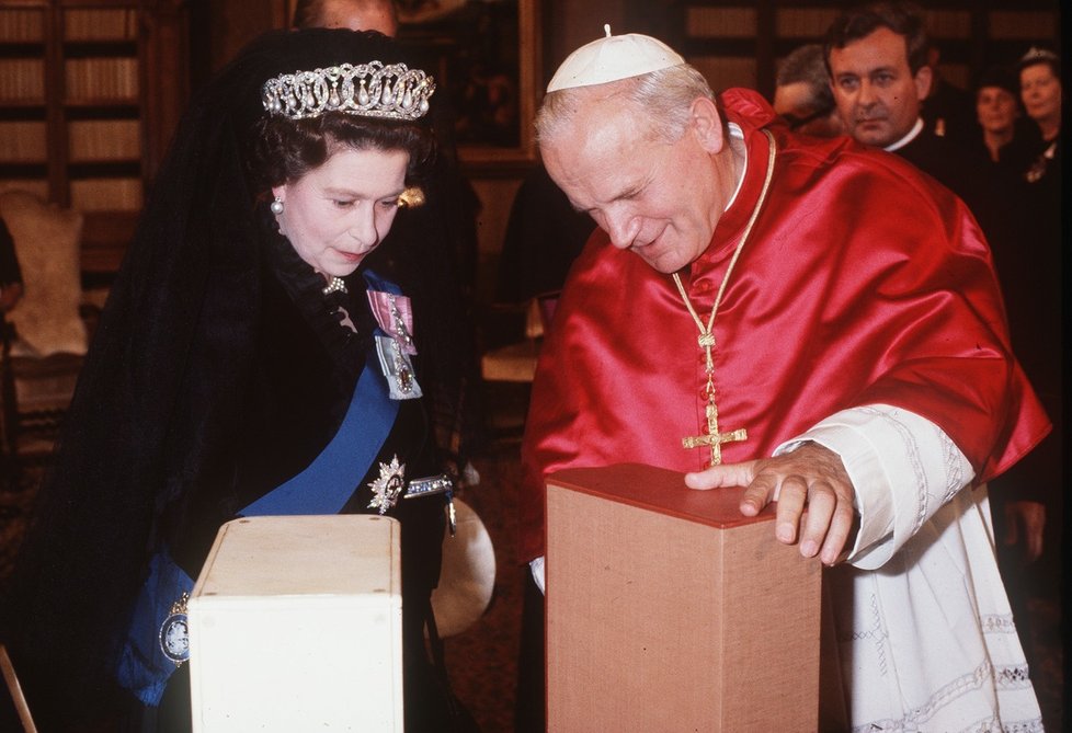 Královna Alžběta II. v roce 1980 s papežem Janem Pavlem II.