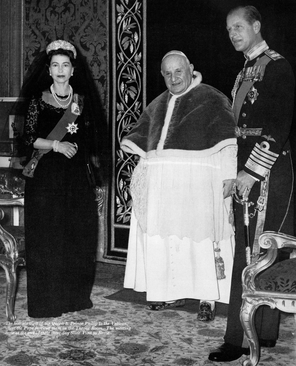 Královna Alžběta II. v roce 1961 s princem Philipem na audienci u papeže Jana XXIII.