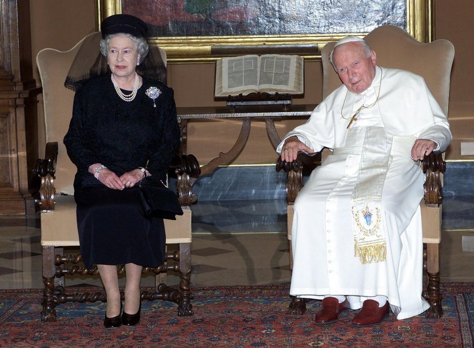 Královna Alžběta II. s papežem Janem Pavlem II. v roce 2000.