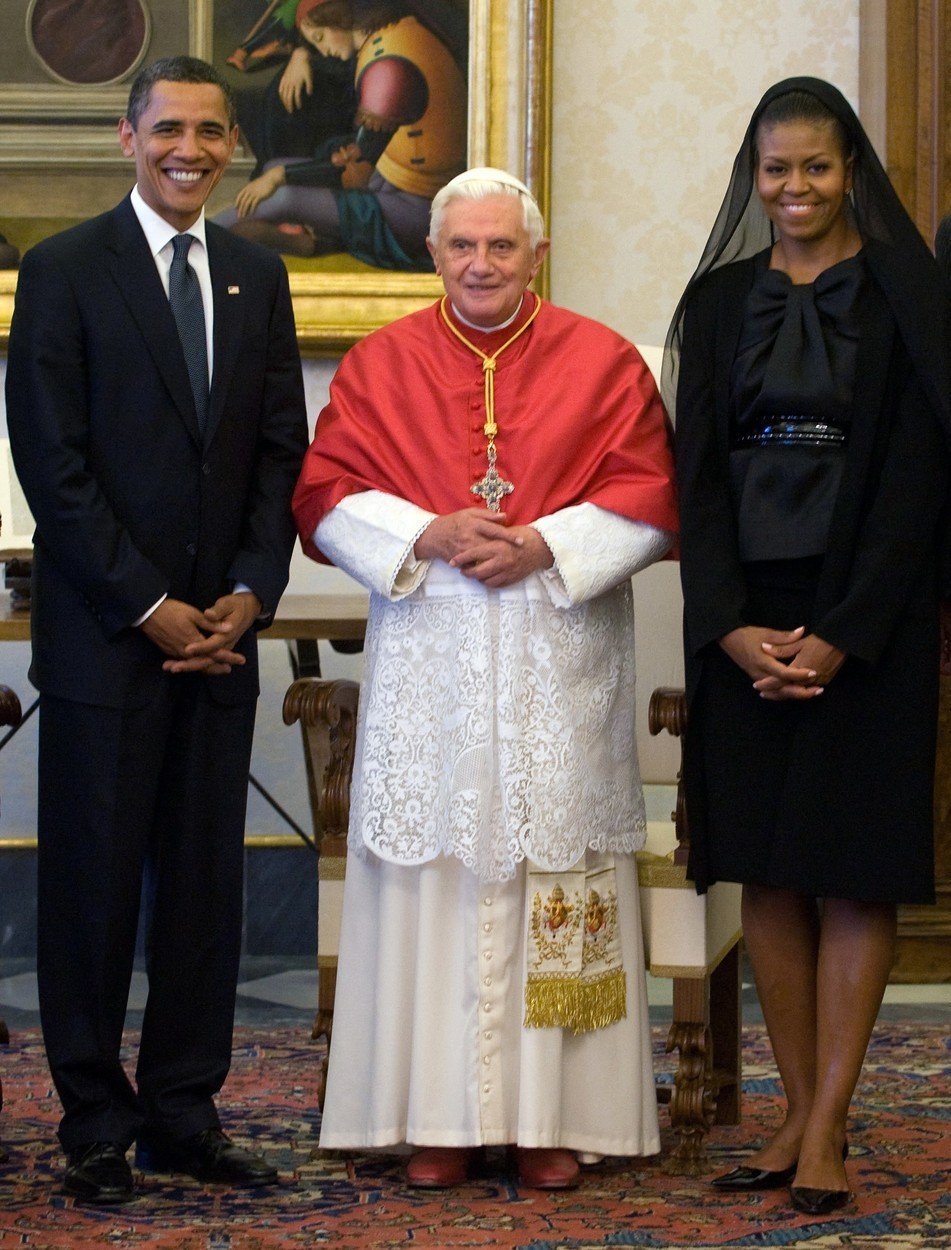 Michelle Obama spolu s chotěm Barackem a papežem Benediktem XVI. v roce 2009.
