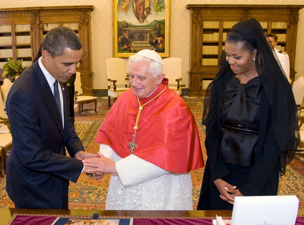 Michelle Obama spolu s chotěm Barackem a papežem Benediktem XVI. v roce 2009.