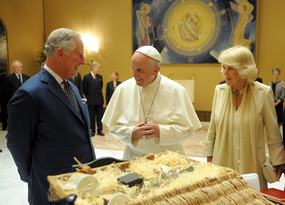 Camilla, vévodkyně z Cornwallu, s princem Charlesem ve Vatikánu v roce 2017.
