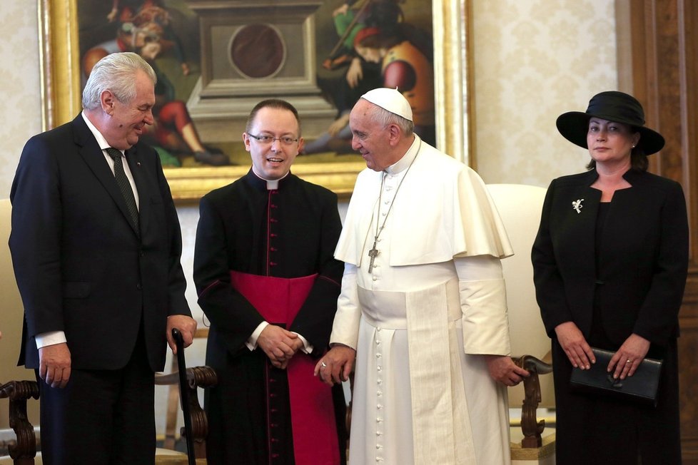 Prezident Miloš Zeman s manželkou Ivanou při setkání s papežem Františkem v roce 2015.