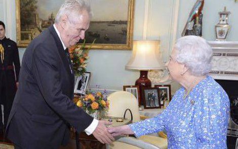 Miloš Zeman: „Stisk ruky byl v pořádku. Pan prezident i britská královna se dívali vzájemně do očí. Ve tváři obou jsem zaznamenal úsměv, což znamená vstřícnost.“