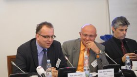 Konference k Auditu národní bezpečnosti: Zleva odborníci Miroslav Mareš a Miloš Balabán, vpravo poslanec Bohuslav Chalupa (ANO)