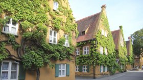 Za bydlení se dá platit různě, i modlitbou. Důkazem toho je nejstarší dosud fungující bydlení pro sociálně slabé v bavorském Augsburgu.