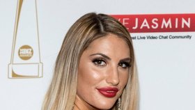 Pornoherečka August Ames spáchala sebevraždu.