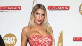 Pornoherečka August Ames spáchala sebevraždu.