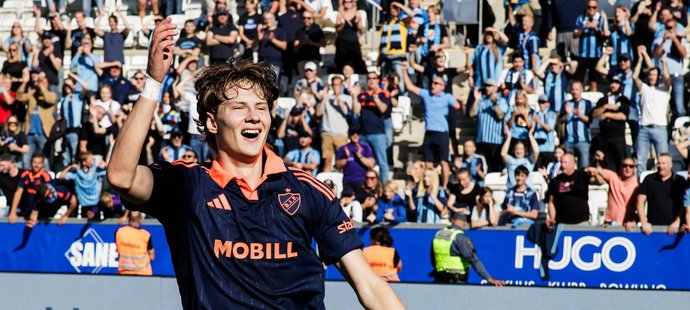 Mladý Priske z Djurgardenu rozjásaný po jednom z osmnácti gólů v sezoně.