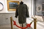 Kabát Václava Havla na předaukční výstavě v Galerii Kodl, 25. listopadu 2023, Praha.