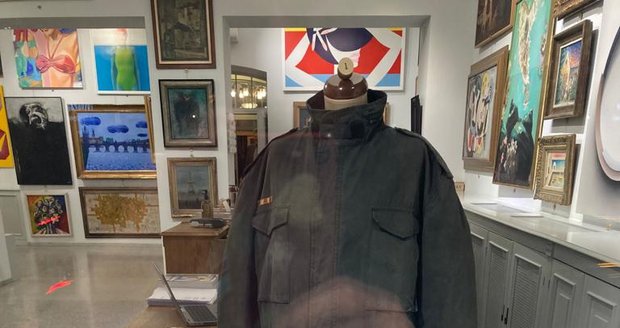 Kabát Václava Havla na předaukční výstavě v Galerii Kodl, 25. listopadu 2023, Praha.