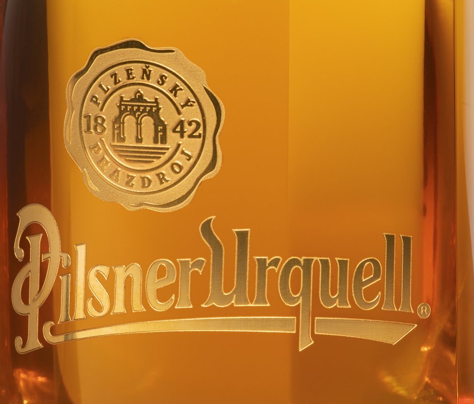 Aukční lahve Pilsner Urquell pro rok 2020 navrhl designér Michal Froněk, vyrobeny byly ve sklárně Moser