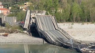 V severní Itálii u města Aulla se zřítil silniční most. Jsou dva zranění