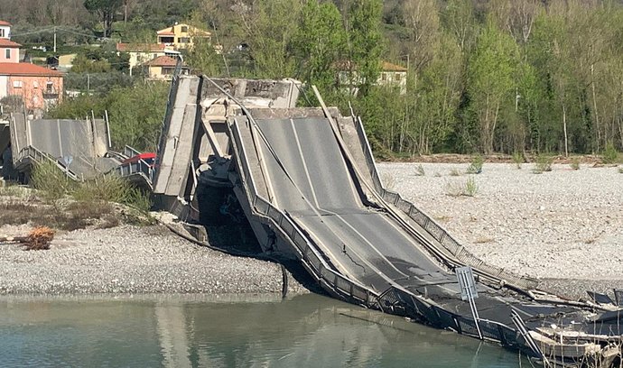V severní Itálii u města Aulla se zřítil silniční most. Jsou dva zranění