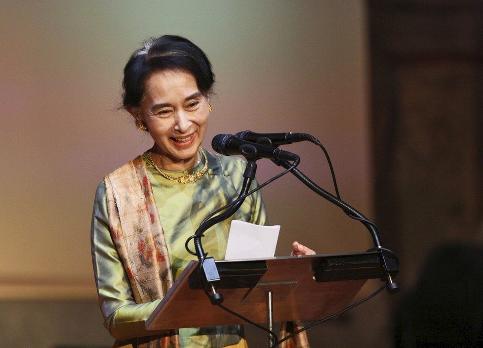 Aun Schan Su Ťij s Milošem Zemanem v roce 2013