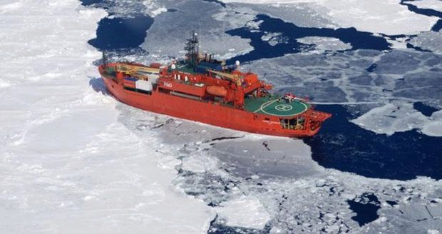 Ledoborec v Antarktidě už 2 dny vězní desítky lidí, loď nemůžou uvolnit   
