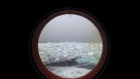 V Antarktidě uvázl australský ledoborec: Na palubě je 68 členů posádky.