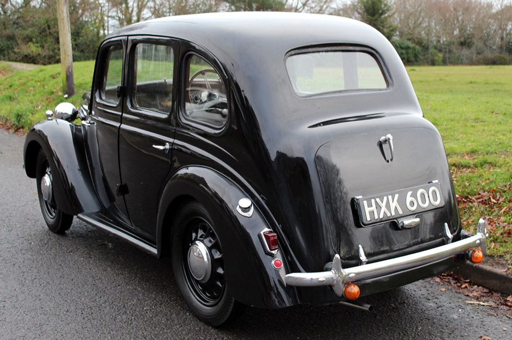 Austin 8 z roku 1946 měl vzadu odlišné madlo kufru a nosič poznávací značky na víku kufru.