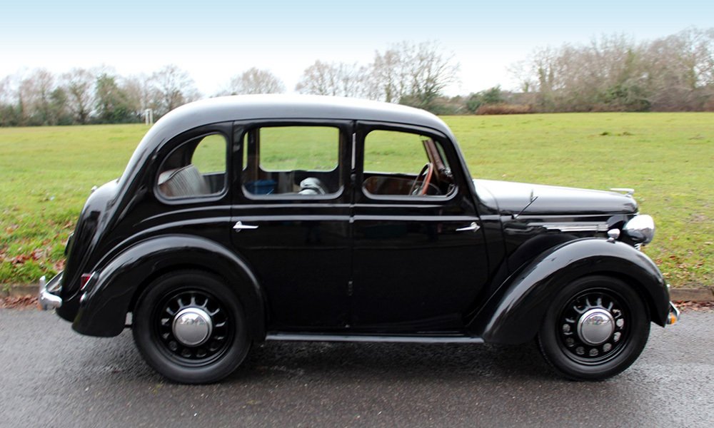 Čtyřdveřový Austin 8 z roku 1946 měl vnější rozměry 3 780 x 1 420 x 1 600 mm (délka x šířka x výška).