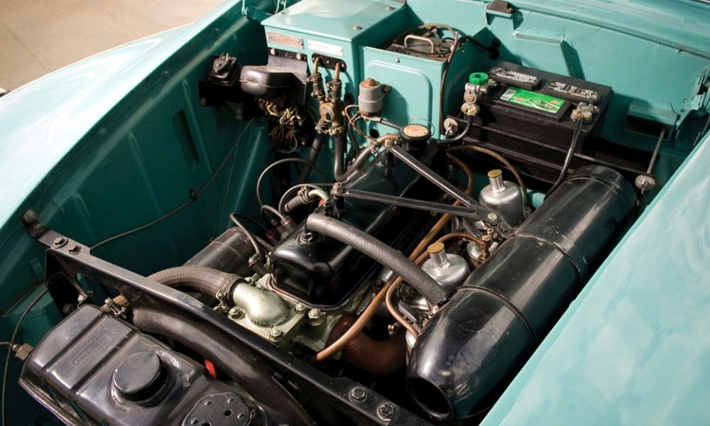 A90 Atlantic poháněl řadový čtyřválec s rozvodem OHV a objemem 2,66 litru. Se dvěma karburátory SU měl nejvyšší výkon 88 k (65 kW).