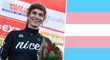 Transgender cyklistka Austin Killipsová při svém kontroverzním vítězstvím na závodu Belgian Waffle Ride v Severní Karolíně.