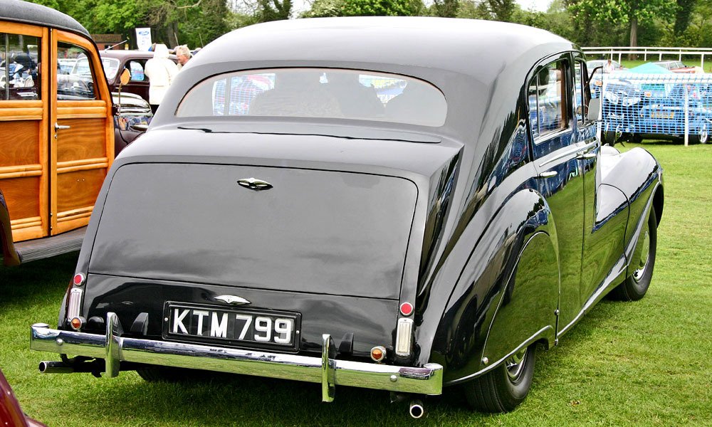 Sedan Austin A135 Princess druhé série měl podobně jako Sheerline nízké zadní okno a zavazadelník s víkem otevíraným směrem dolů.