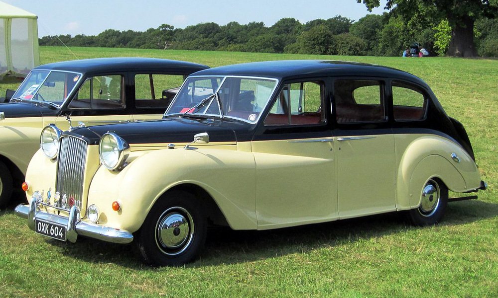 Tato limuzína Austin Princess třetí série z roku 1954 měla velké světlomety z modelu Sheerline.