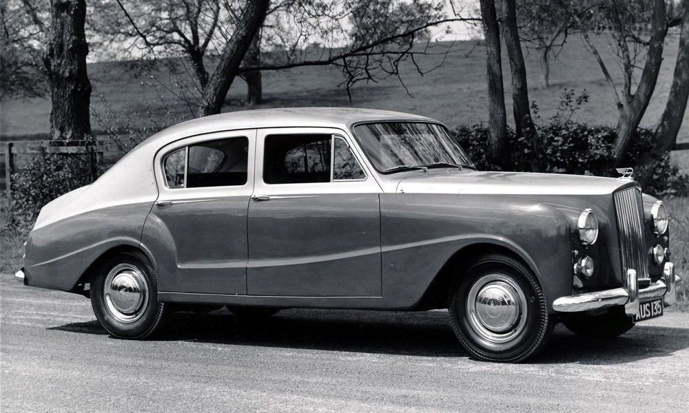 K hlavním stylistickým úpravám série Mark IV patřilo jednodílné čelní okno a světlomety více zapuštěné do předních blatníků.