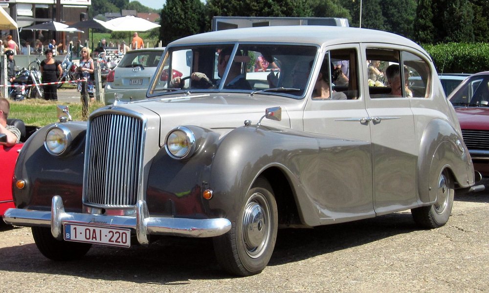 Limuzína Vanden Plas Princess z roku 1965. Všechny limuzíny měly zadní dveře otevírané proti směru jízdy.