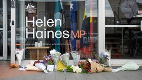 Před volební kanceláří nezávislé poslankyně Helen Hainesové v australské Wangarattě jsou umístěny květiny a vzkazy na památku. (20. 10. 2026)