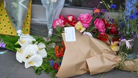 Před volební kanceláří nezávislé poslankyně Helen Hainesové v australské Wangarattě jsou umístěny květiny a vzkazy na památku. (20. 10. 2026)
