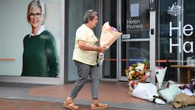 Před volební kanceláří nezávislé poslankyně Helen Hainesové v australské Wangarattě jsou umístěny květiny a vzkazy na památku. (20. 10. 2026)