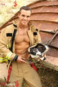 už poněkolikáte nafotili australští hasiči kalendář spolu s roztomilými štěňátky.