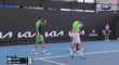 V utkání prvního kola proti Australian Open mezi Delbonisem a Martinezem zkolabovala mladá sběračka míčků