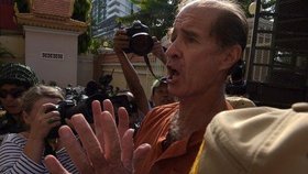 Australský filmař James Ricketson, který byl v srpnu odsouzen v Kambodži k šesti letům vězení za špionáž, dostal královskou milost.