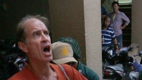 Australský filmař James Ricketson, který byl v srpnu odsouzen v Kambodži k šesti letům vězení za špionáž, dostal královskou milost.