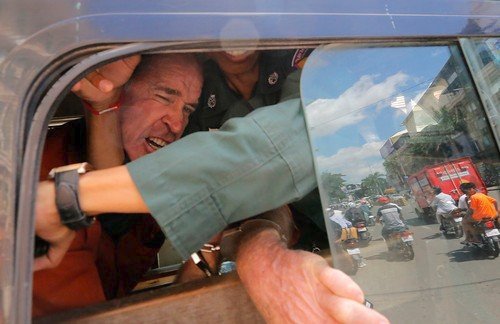 Australský filmař James Ricketson, který byl v srpnu odsouzen v Kambodži k šesti letům vězení za špionáž, dostal královskou milost.