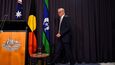 Nový australský premiér Anthony Albanese na první tisové konferenci ve funkci s vlajkou (zleva doprava) Austrálie,  Vlajkou Aboridžinců (prvních obyvatel Austrálie) a Vlajkou ostrovanů Torresova průlivu.