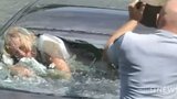 Dramatická záchrana ženy z potápějícího se auta! Od smrti ji dělily jen vteřiny!
