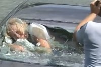 Dramatická záchrana ženy z potápějícího se auta! Od smrti ji dělily jen vteřiny!
