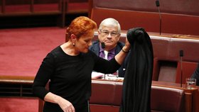 Pozdvižení v australském senátu. Pravicová politička přišla na jednání v burce.