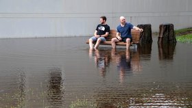Východ Austrálie zasáhly lijáky, bleskové povodně a „minitornádo“. Voda ničila domy