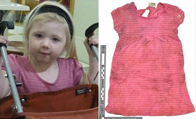 Malou holčičku našli v těchto šatech.