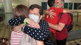 Austrálie po dvou letech otevřela hranice. Ministr na letišti rozdával plyšové koaly